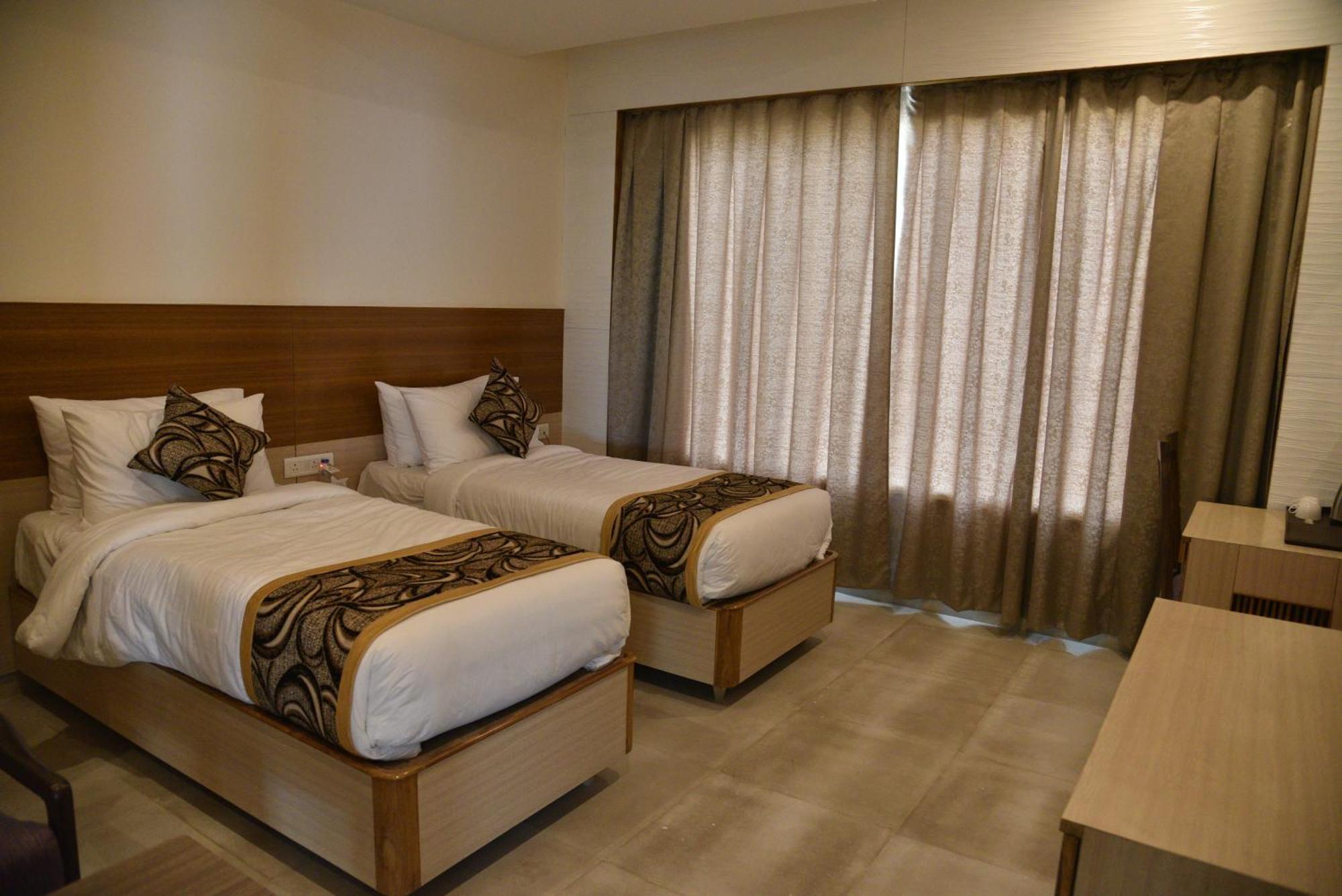 Vlm Grand Placid Colonelganj Exterior foto