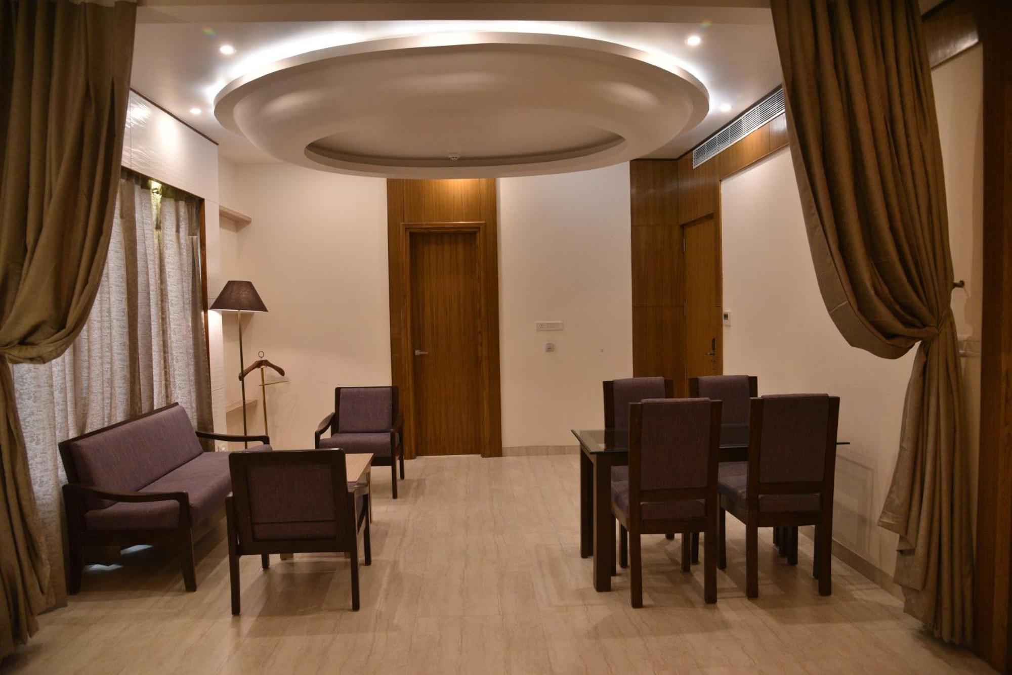 Vlm Grand Placid Colonelganj Exterior foto